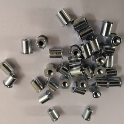 大量现货SO3.5M3*4机箱压铆螺母柱 六角通孔合金压铆钉定制