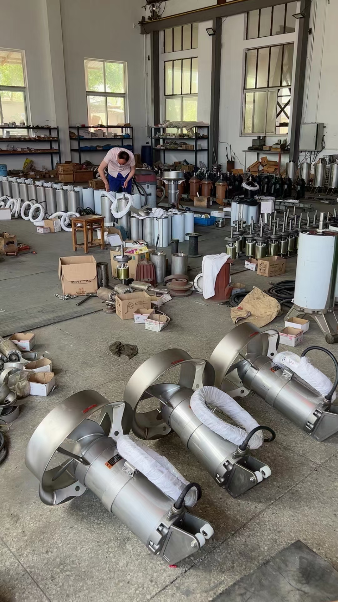 潜水搅拌机装配车间  (1)